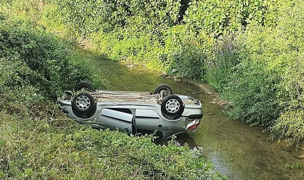 Otomobil dereye uçtu, sürücü burnu bile kanamadan kurtuldu