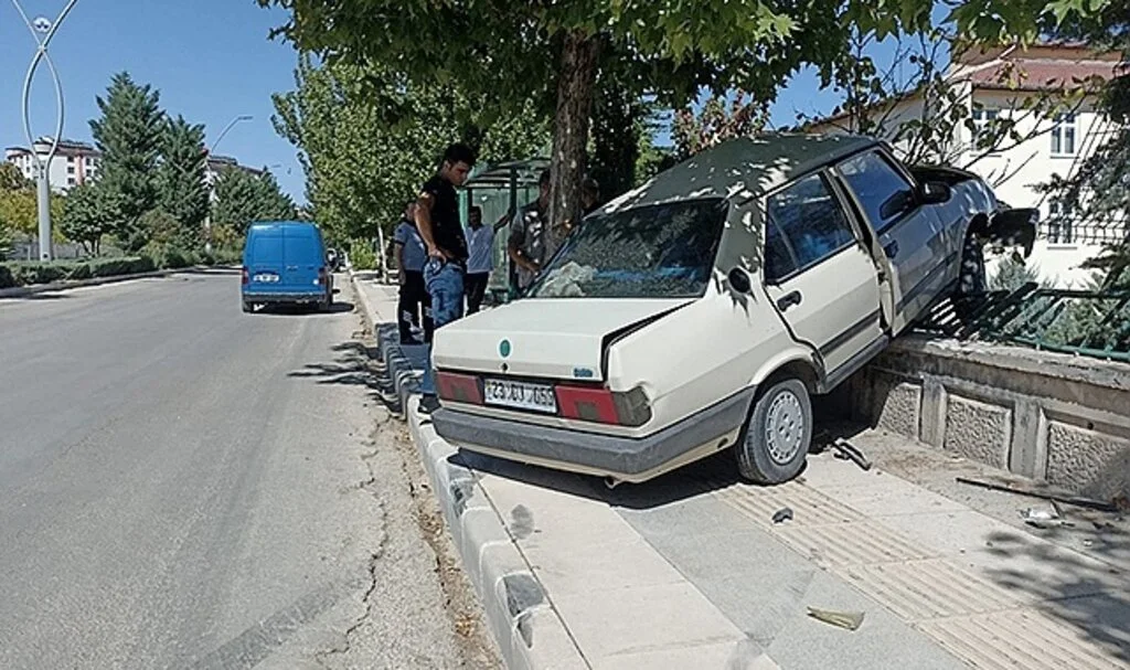 Otomobil duvara çarptı: 1 yaralı