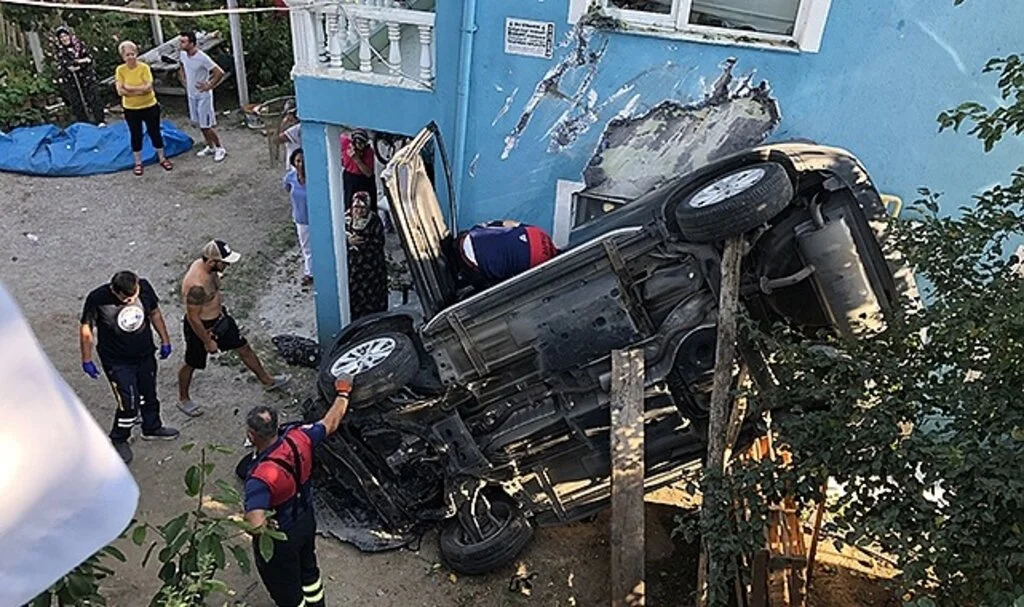 Otomobil evin bahçesine uçtu: 1 ölü, 3 yaralı