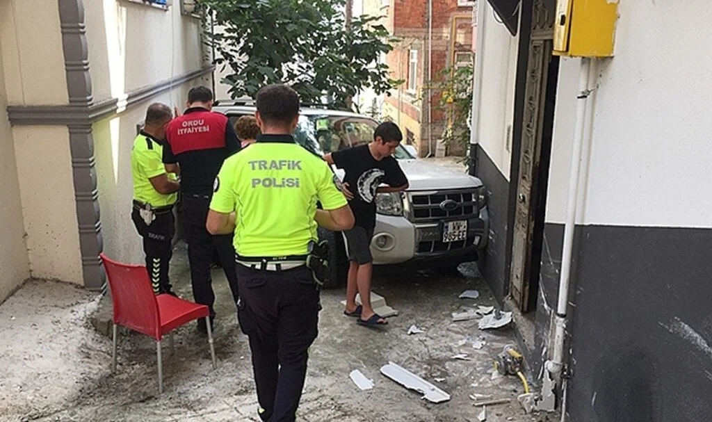 Otomobil evin duvarına çarptı