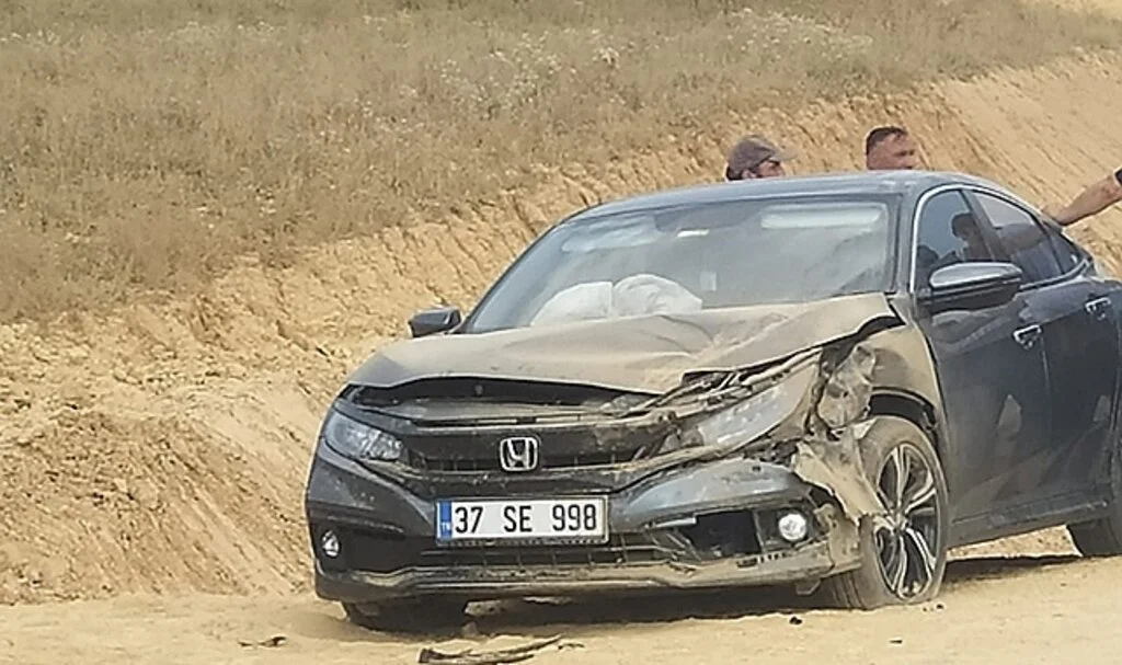  Otomobil hafriyat kamyonuna çarptı: 4 yaralı
