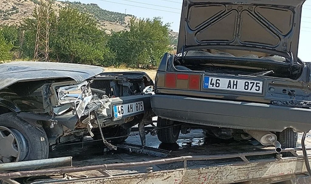 Otomobil ikiye bölündü, sürücü yaralandı