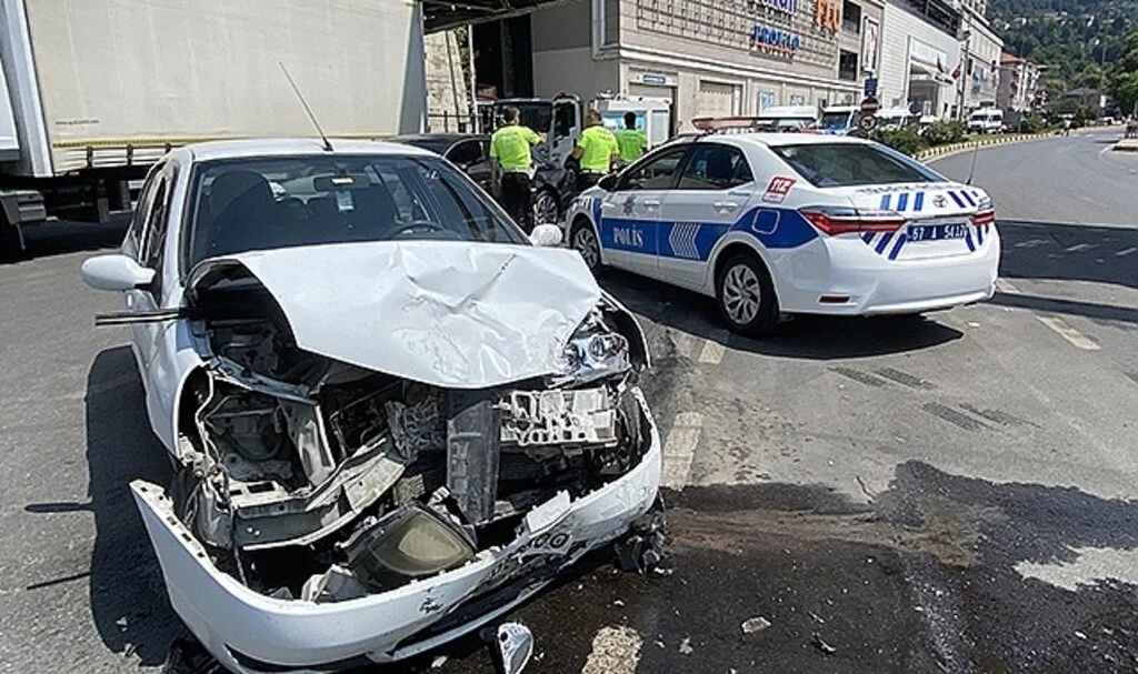 Otomobil ile ambulans çarpıştı: 3 yaralı