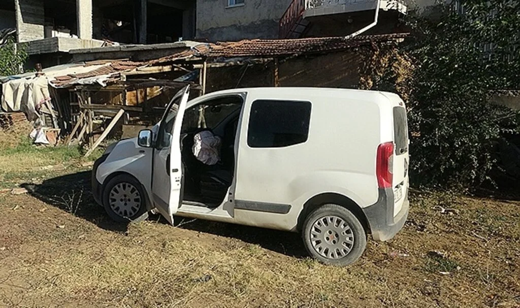 Otomobil ile çarpışan hafif ticari araç tarlaya uçtu