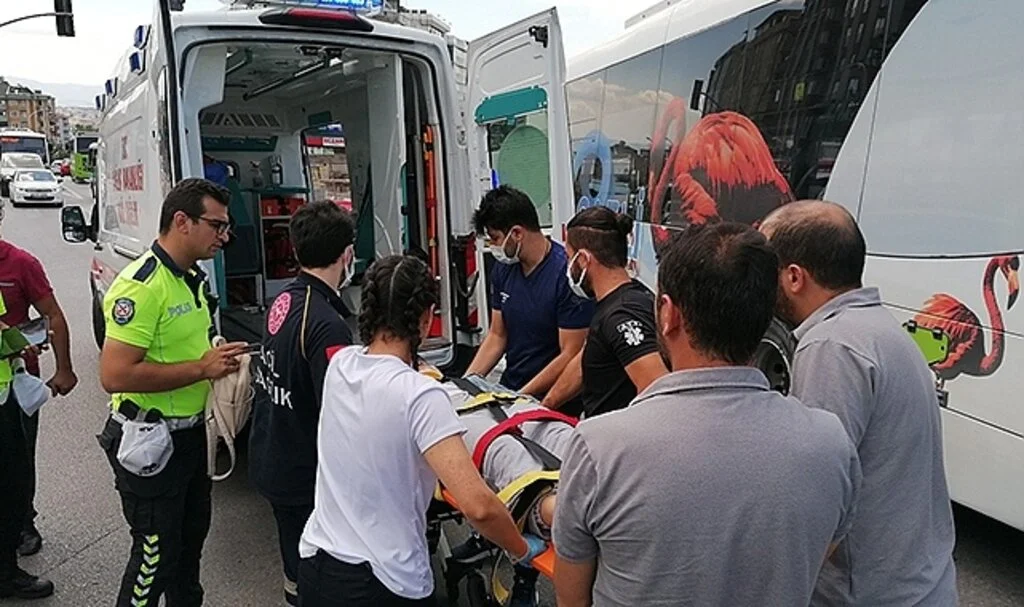 Otomobil ile çarpışan motosikletin sürücüsü yaralandı