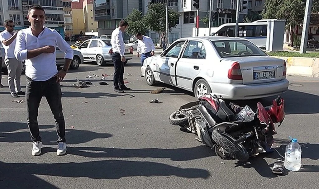 Otomobil ile motosiklet çarpıştı: 2 yaralı