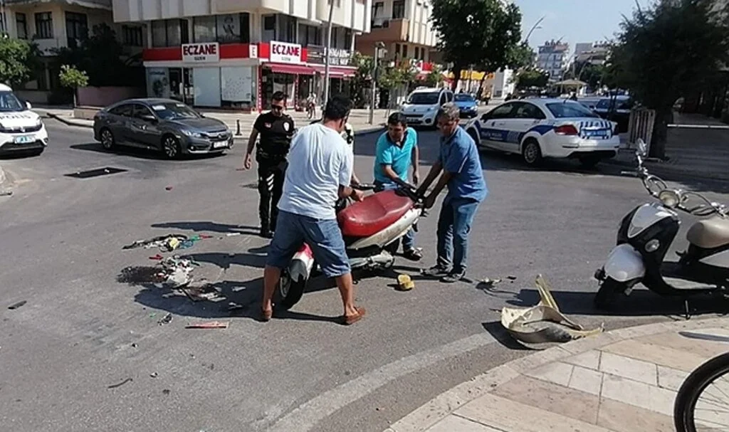  Otomobil ile motosiklet çarpıştı: Baba ve oğlu ölümden döndü