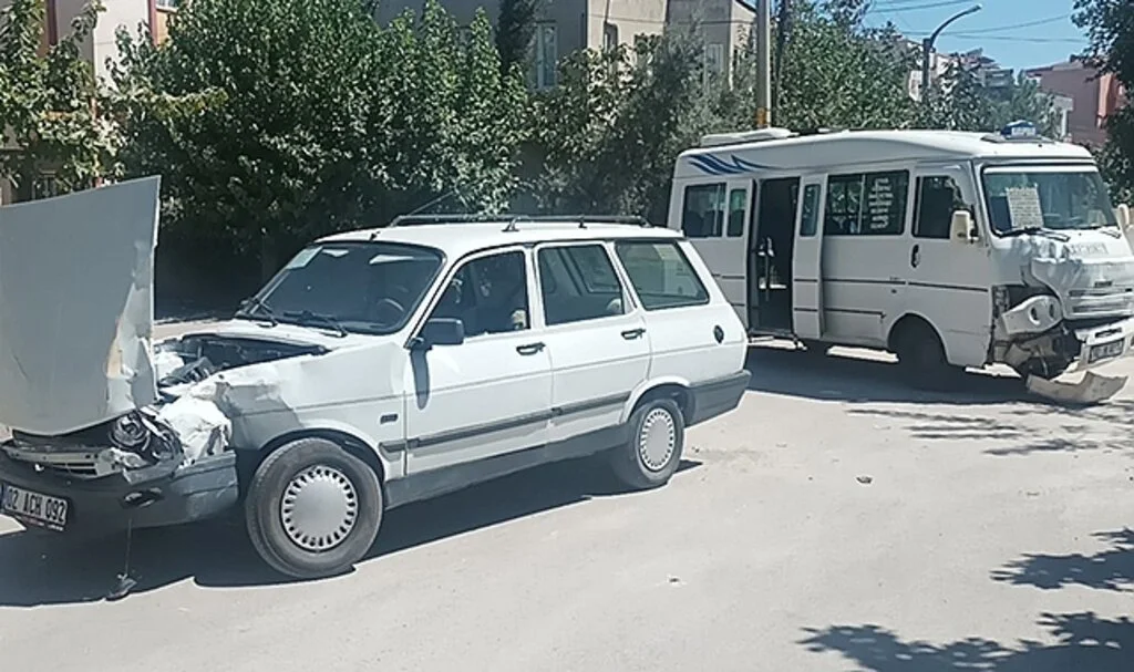 Otomobil ile yolcu minibüsü çarpıştı: 4 yaralı