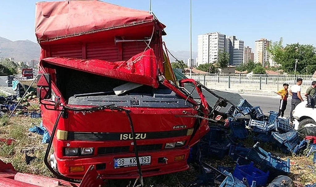 Otomobil karpuz sergisine daldı: 1 ölü
