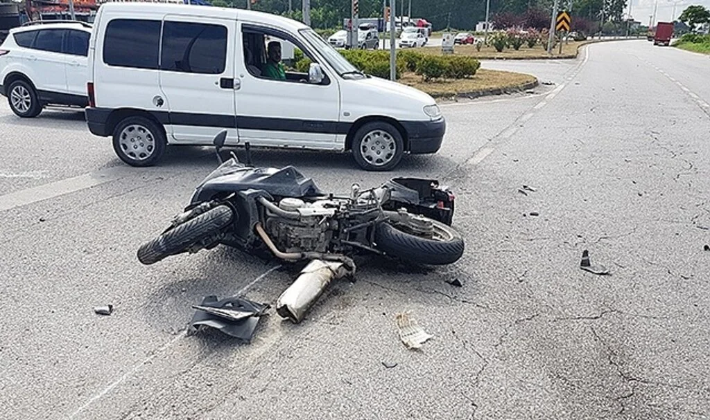 Otomobil kırmızı ışıkta bekleyen motosiklete çarptı: 2 yaralı
