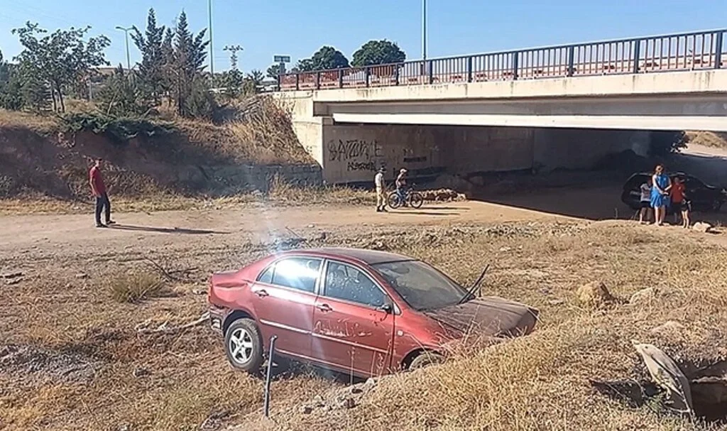 Otomobil köprüden uçtu, sürücü ağır yaralandı