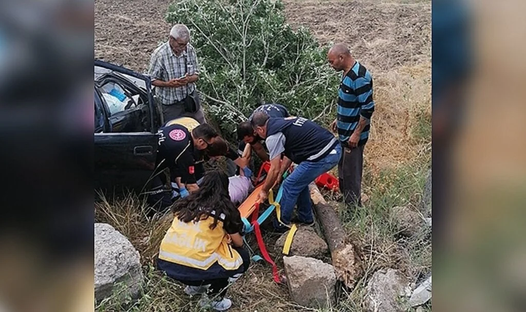 Otomobil şarampole devrildi: 2 yaralı