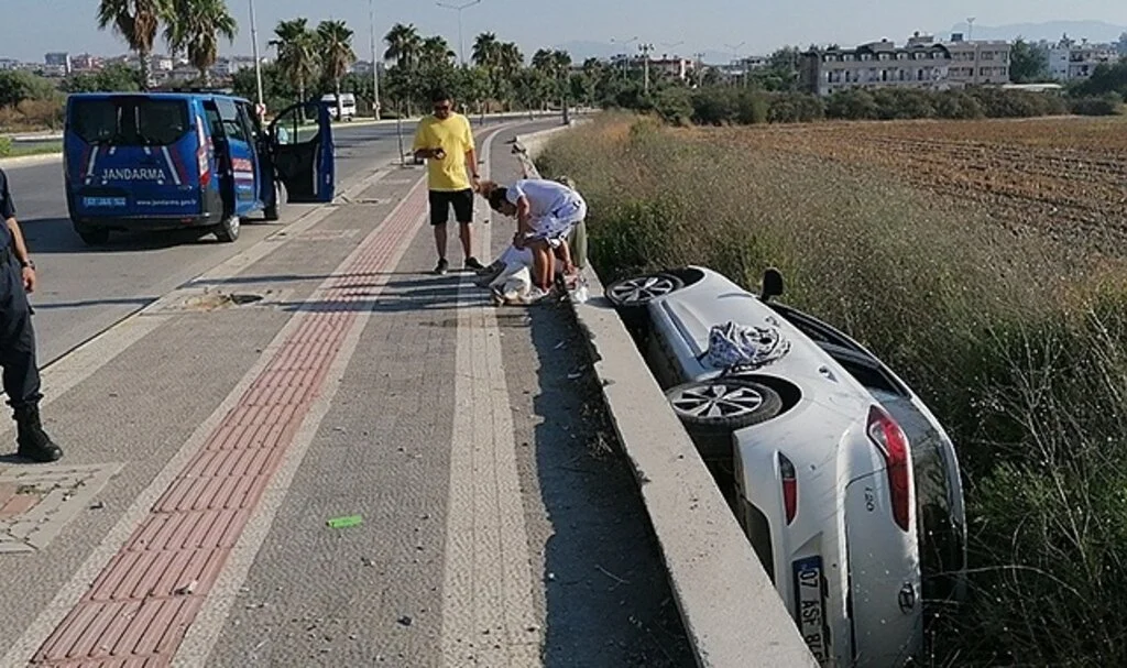 Otomobil şarampole devrildi, kimsenin burnu bile kanamadı