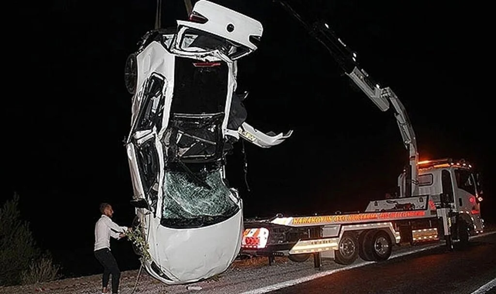 Otomobil su kanalına devrildi: 2 ölü