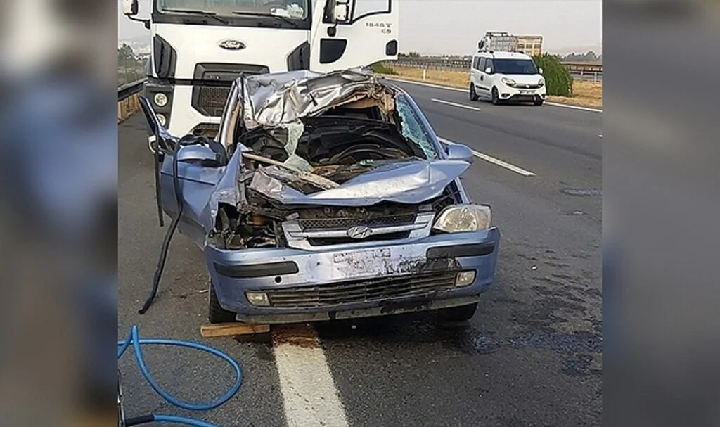 Otomobil tıra arkadan çarptı: 2 ölü, 2 yaralı