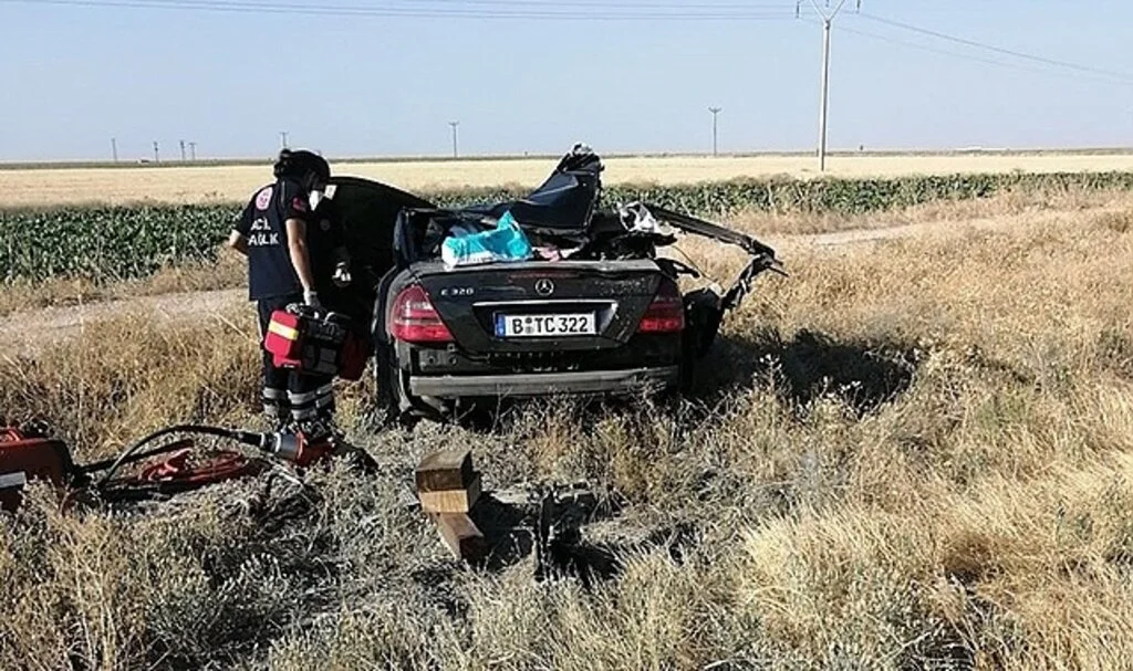 Otomobil tıra arkadan çarptı: 3 ölü, 1 yaralı