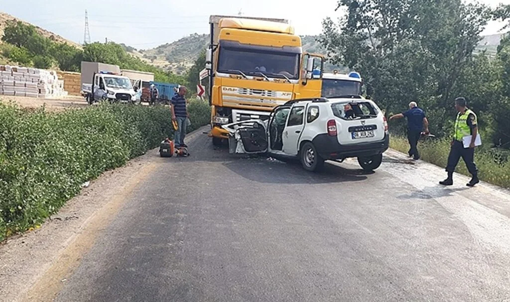 Otomobil tırla kafa kafaya çarpıştı: 1 yaralı