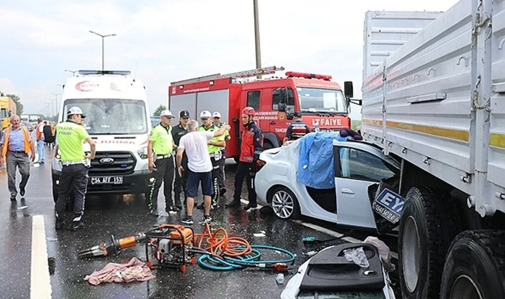  Otomobil, yan dönen kamyona ok gibi saplandı: 1 ölü 4 yaralı