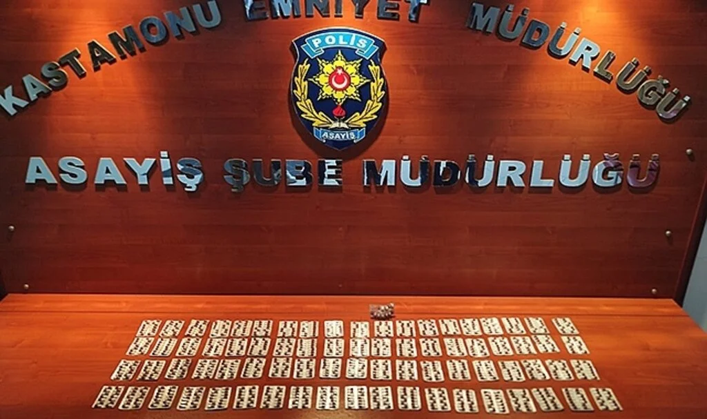 Otomobilde 1076 uyuşturucu hap ele geçirildi