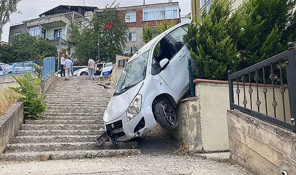 Otomobili ile merdivenlerden inen sürücü, kazayı yara almadan atlattı