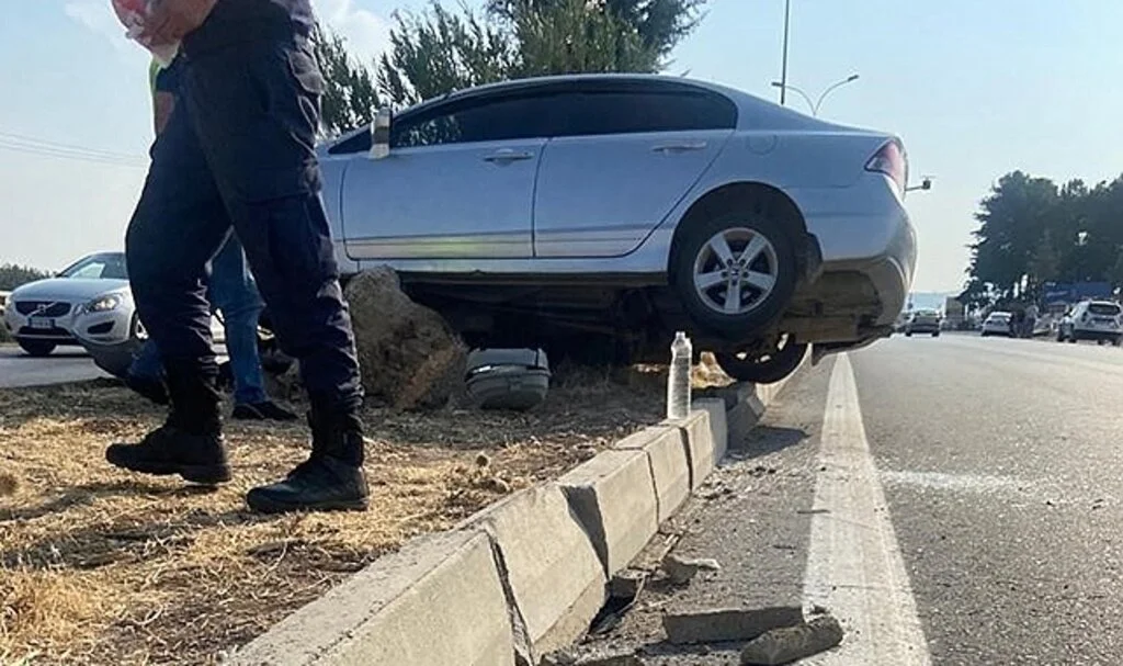 Otomobilin çarptığı elektrik direği başka bir otomobilin üzerine devrildi: 5 yaralı