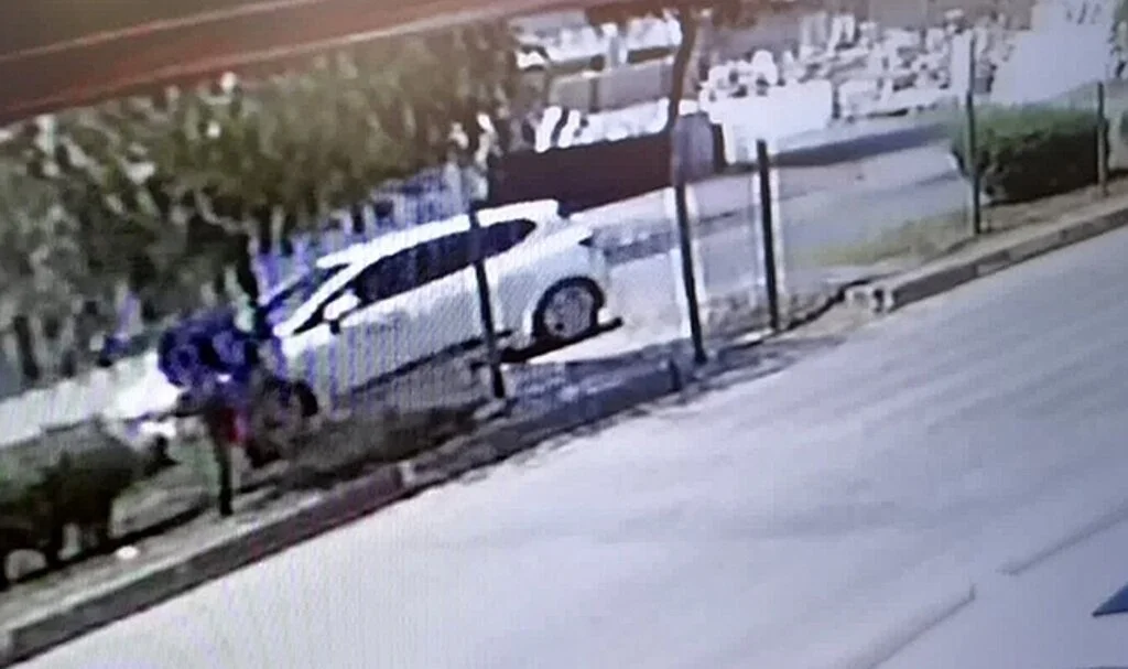 Otomobilin çarptığı motosikletli yaralandı, kaza anı kameraya yansıdı
