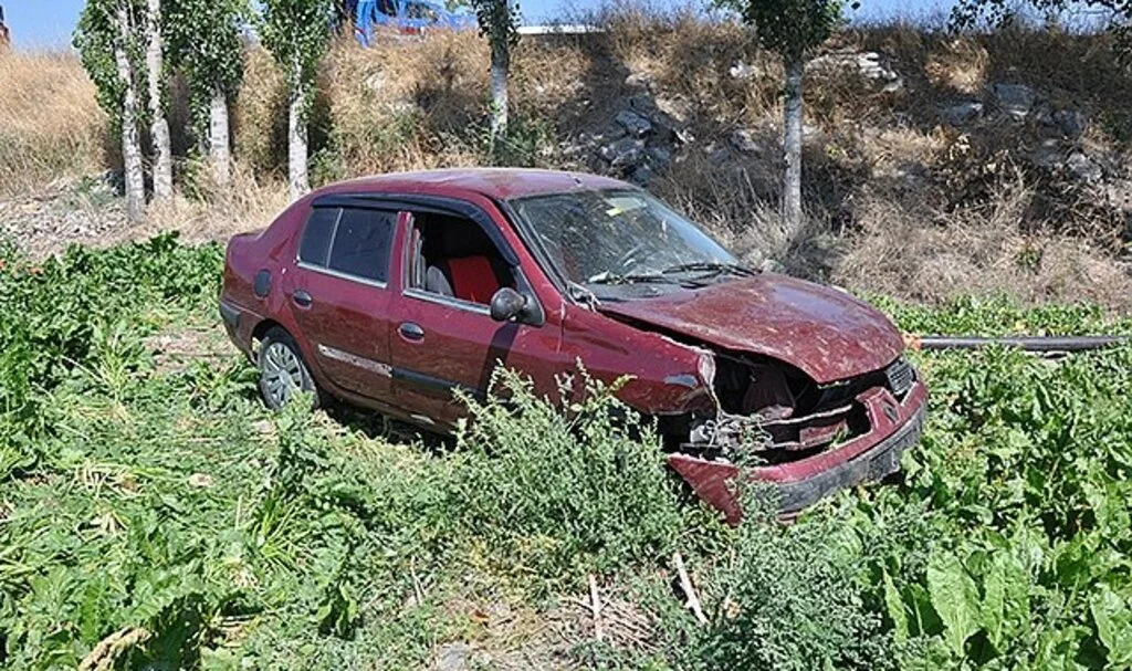 Otomobilin tarlaya devrilmesi sonucu 2 kişi yaralandı