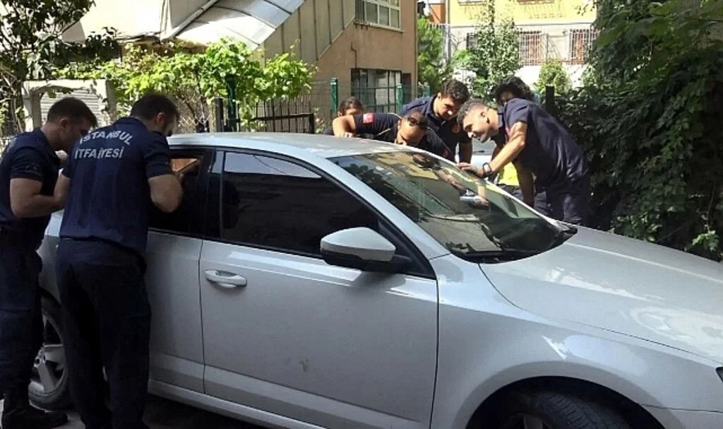 Otomobilinde uyuyakalan sürücü trafiği kilitledi