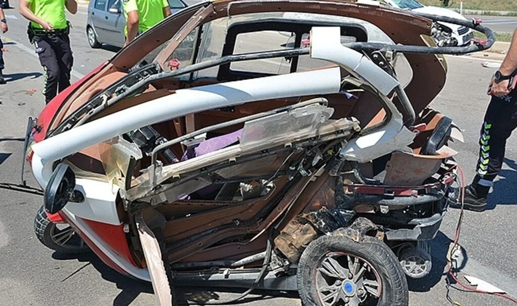 Otomobille çarpışan elektrikli mopetin sürücüsü hayatını kaybetti