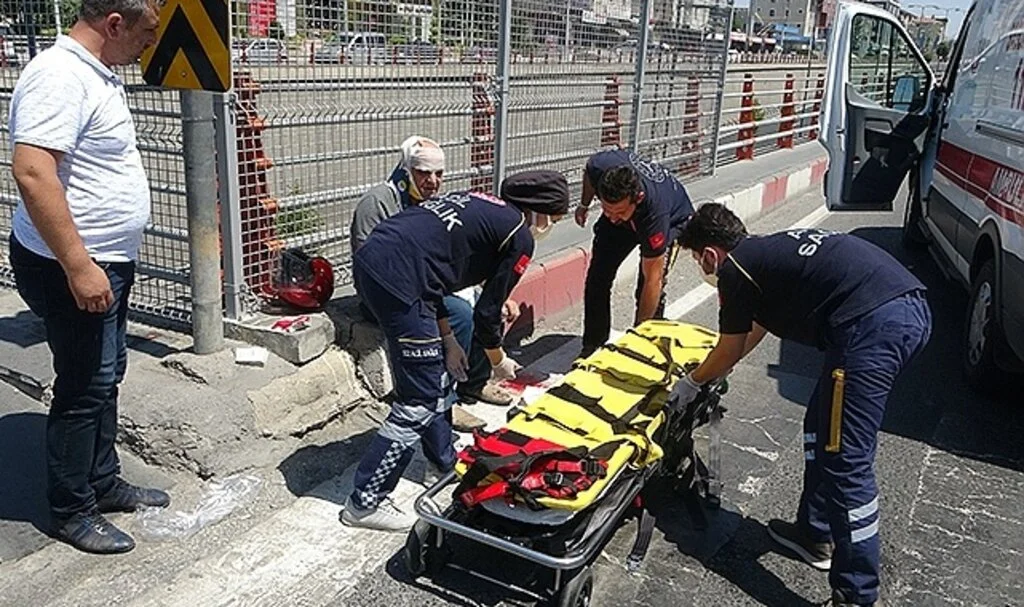Otomobille çarpışan motosiklet sürücüsü yaralandı
