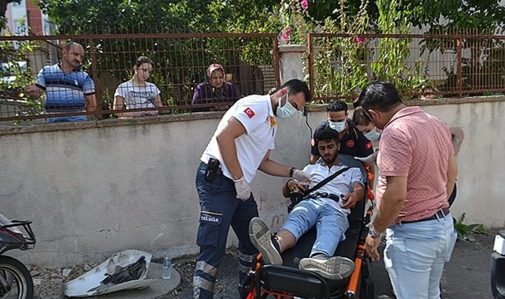 Otomobille çarpışan motosikletli kurye yaralandı