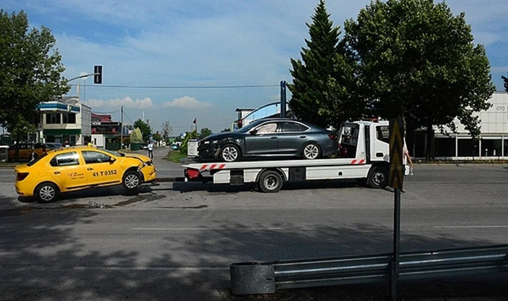 Otomobille çarpışan ticari taksideki 3 kişi yaralandı