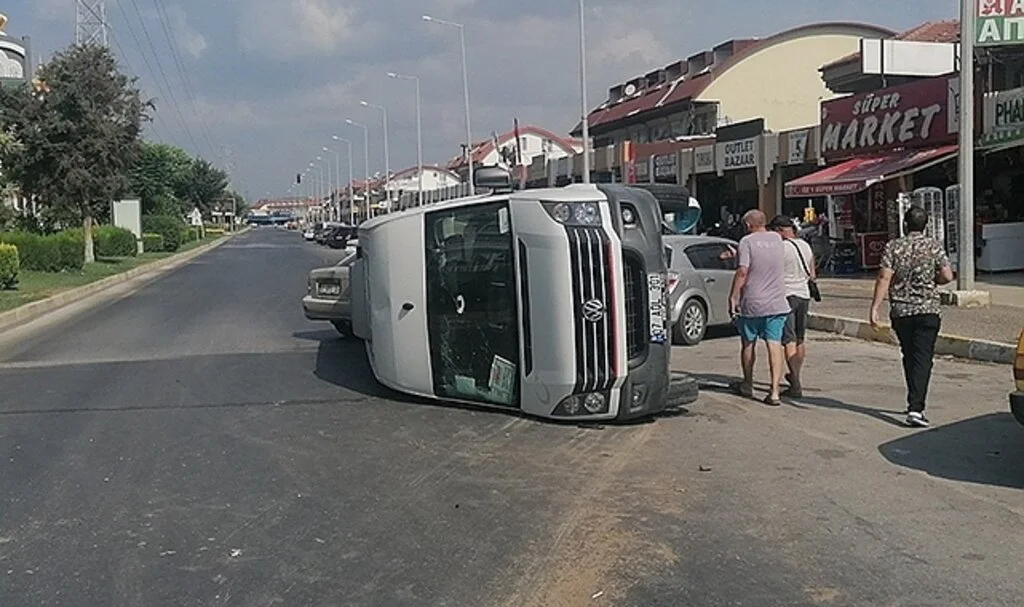  Otomobiller çarpıştı, tur minibüsü 50 metre sürüklenerek devrildi