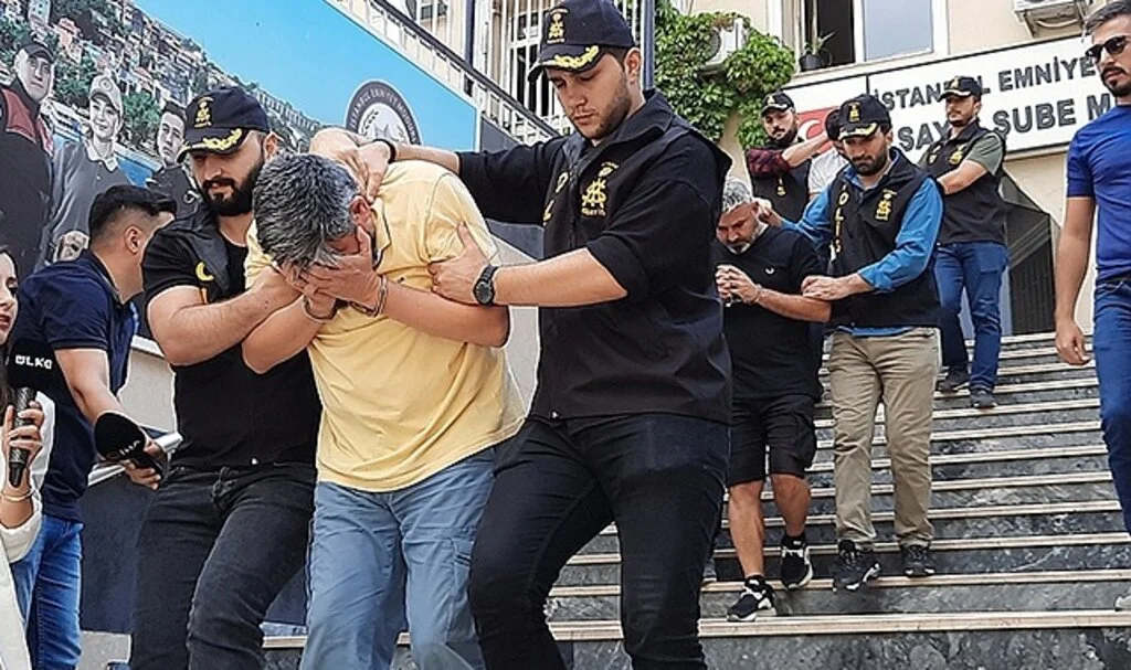 Otomobillerin beyinlerini değiştirip çalan çete üyeleri böyle yakalandı