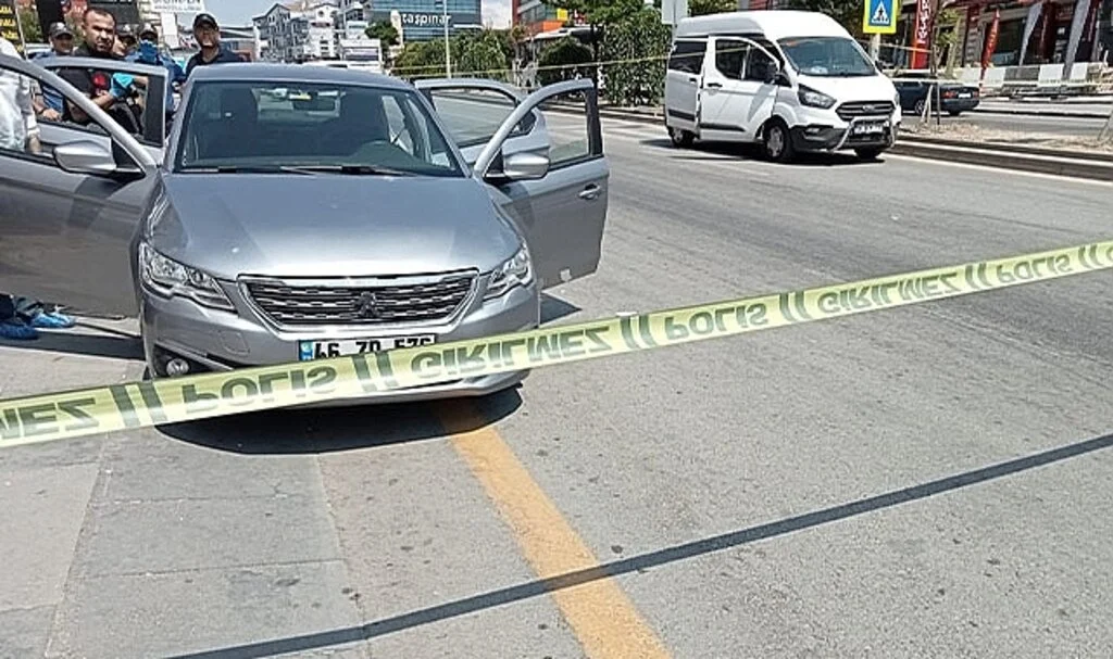 Park halindeki aracın içerisinde silahı başına dayayarak ateşleyen kadın, ağır yaralı olarak hastaneye kaldırıldı.