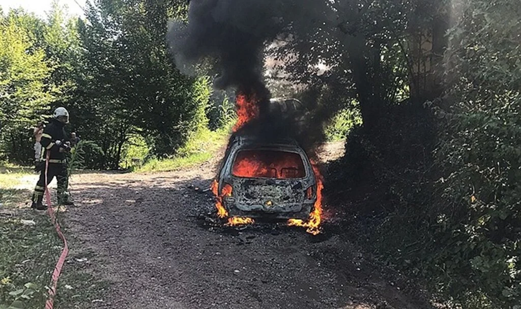 Park halindeki otomobil alev alev yandı