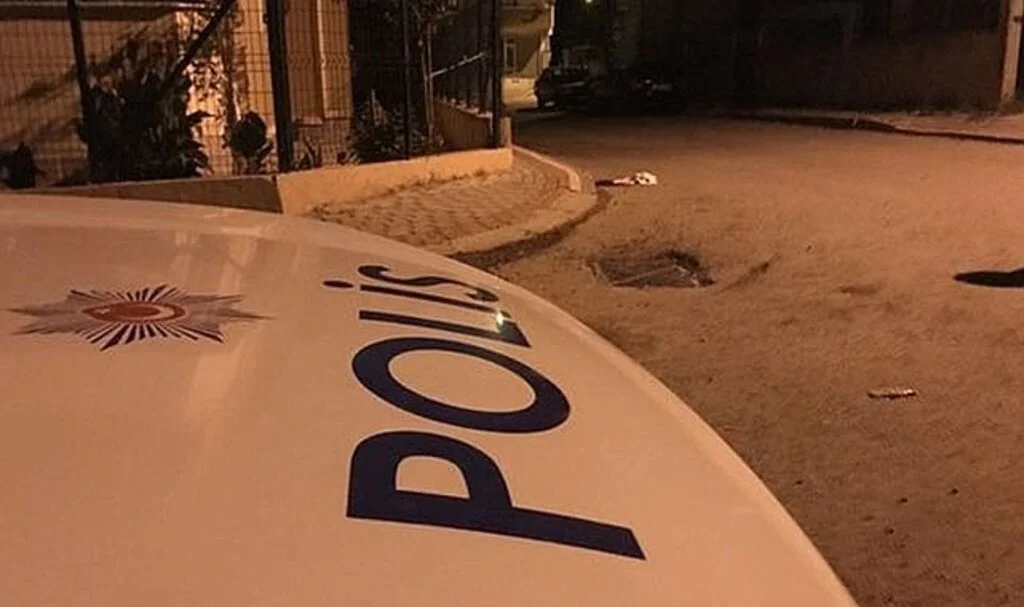 Parkta bıçaklı kavga: 16 yaşındaki genç boynundan yaralandı