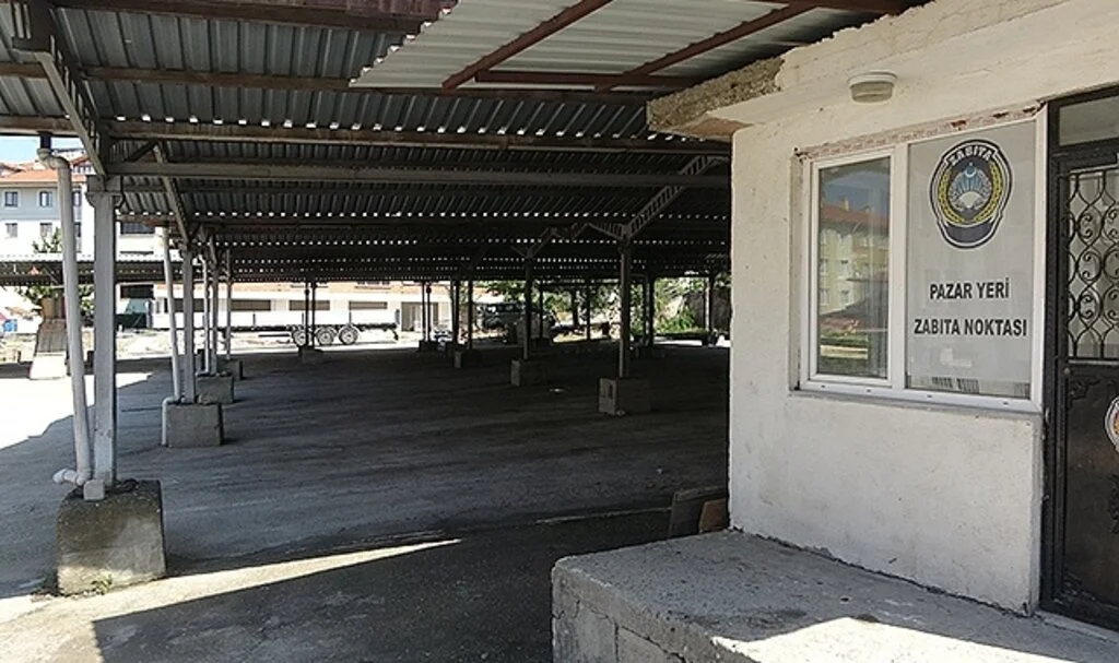 Pazarda kadınların ‘sebze’ savaşı: Sebze ve meyveler havada uçuştu