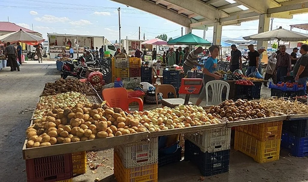  Pazarda patates satarak kazandığı 300 bin TL’lik altınlarını çaldılar