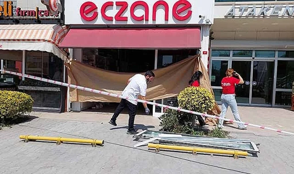  Pedalları karıştıran sürücü eczaneye daldı