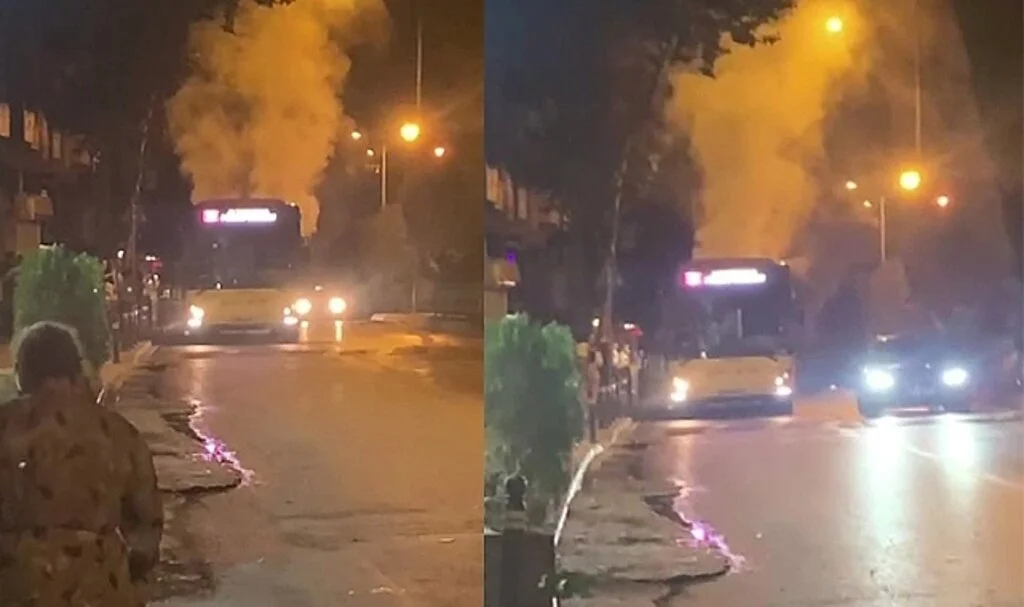 Pendik’te arkasından dumanlar yükselen İETT otobüsü yolda kaldı