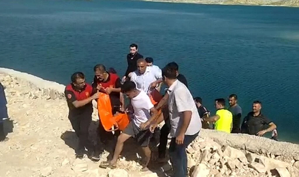 Piknikte aile faciası, kurtarmaya çalıştığı kızıyla birlikte boğuldu