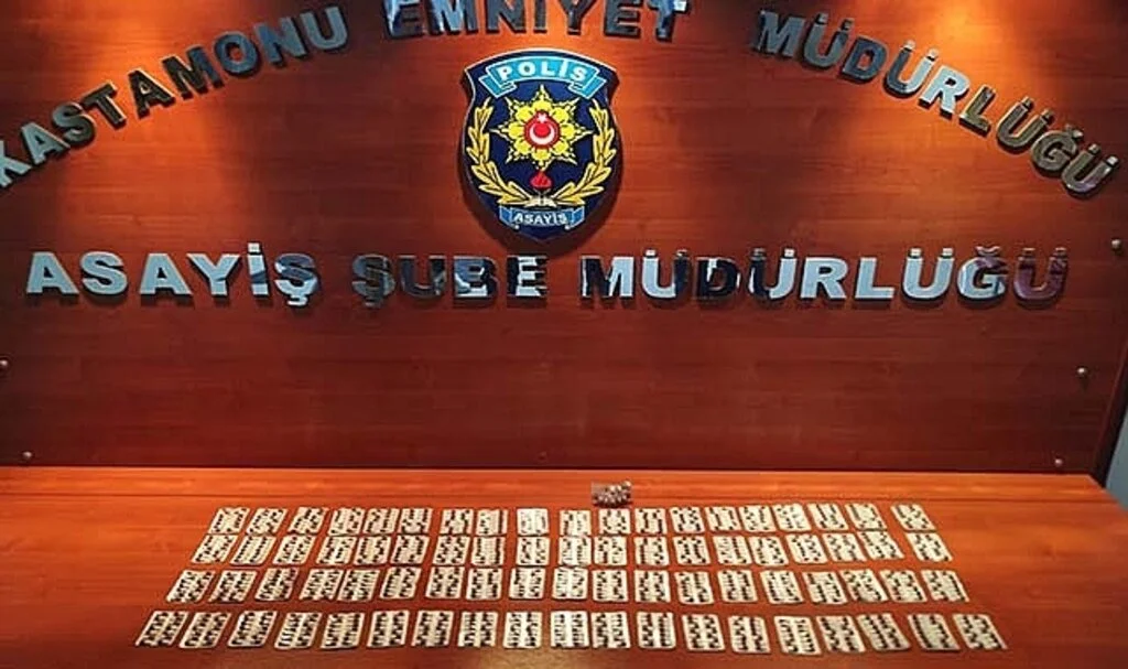 Polis ekiplerinin şüphelenerek durdurduğu araçtan bin 76 adet sentetik hap çıktı: 2 gözaltı