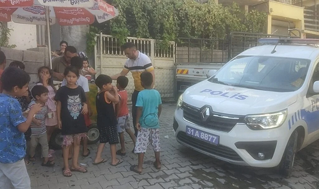 Polis operasyonda çocuklar korkmasın diye dondurma dağıttı