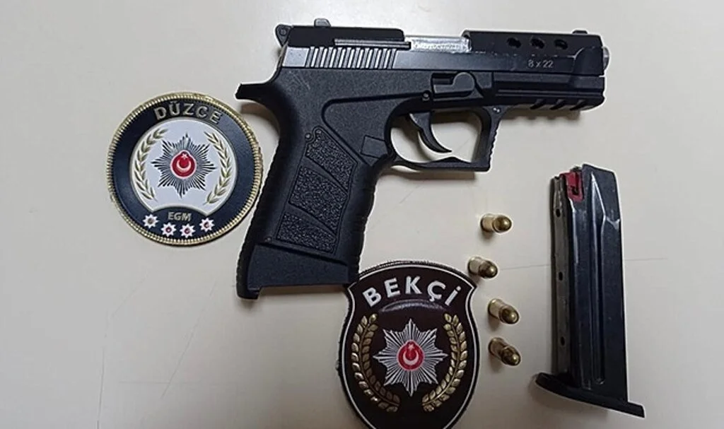 Ruhsatsız tabancaları bekçiler yakaladı