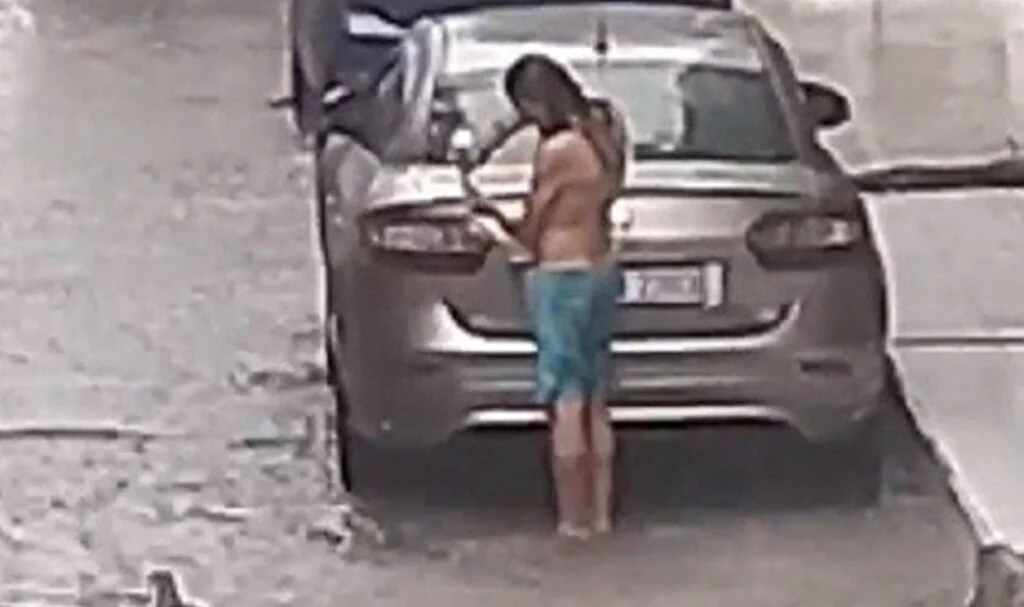 Sağanak yağmur altında şampuanla duş aldı