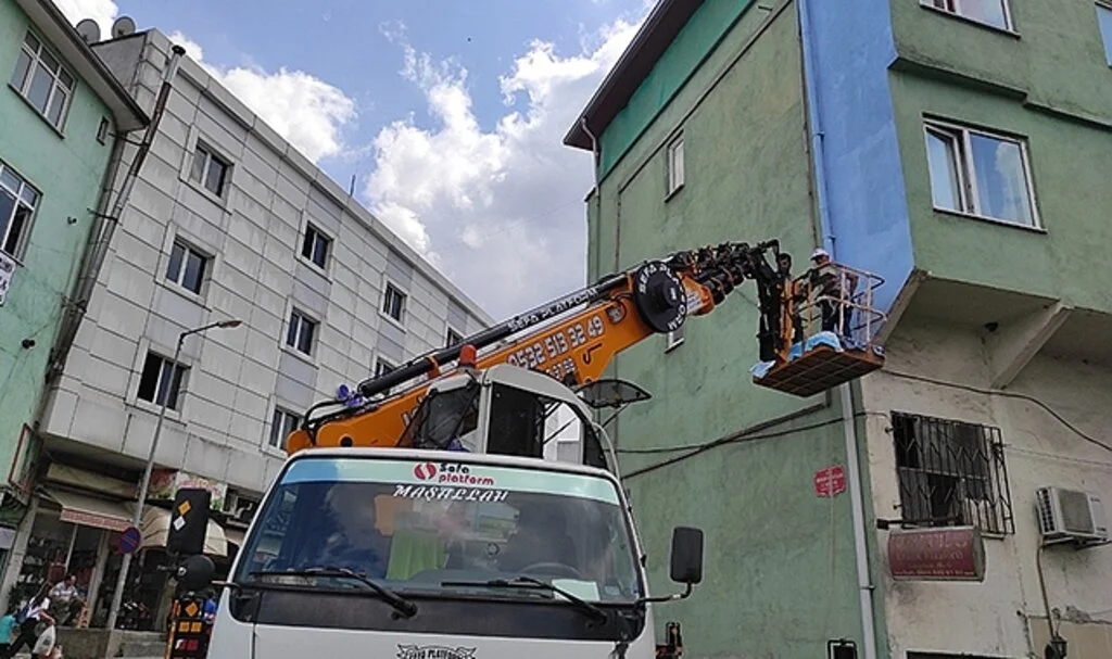 Salıpazarı'nda binalara estetik dokunuş