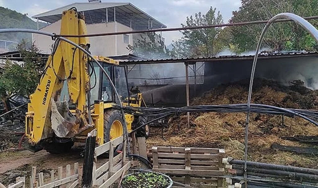 Samanlık yangını garaja sıçradı: Traktör ve su motoru alev alev yandı