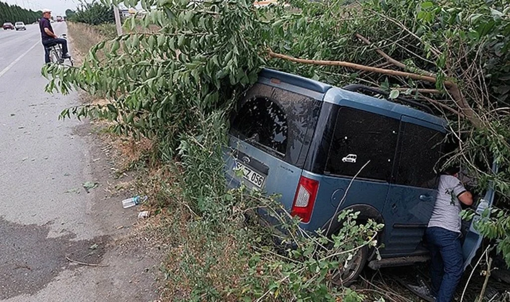 Samsun'da hafif ticari araç yoldan çıktı: 2 yaralı