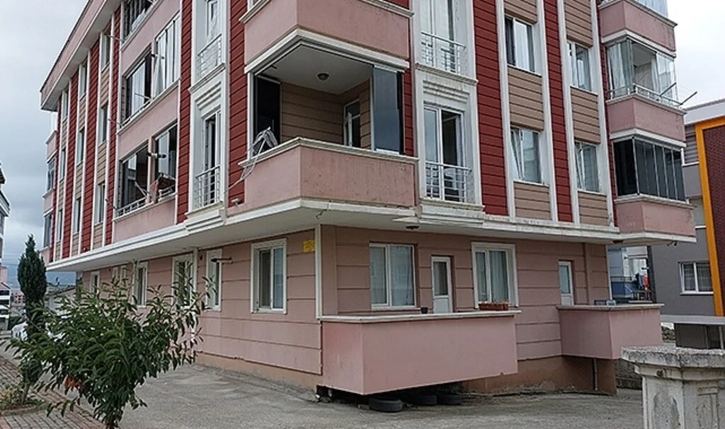 Samsun'da halı silkelerken balkondan düştü